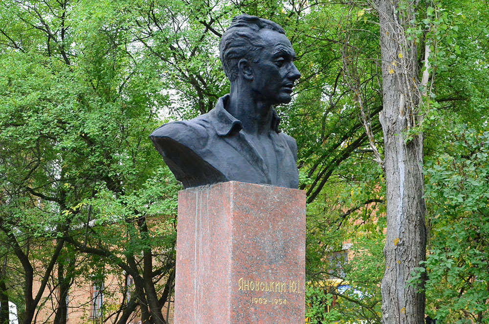 Погруддя Ю. Яновського